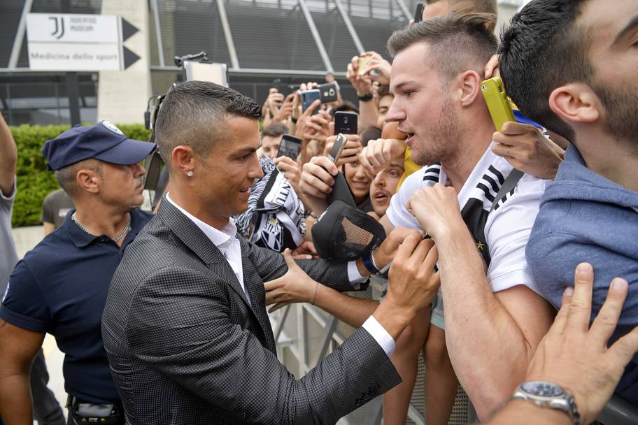 Cristiano Ronaldo saluta i tifosi. Getty